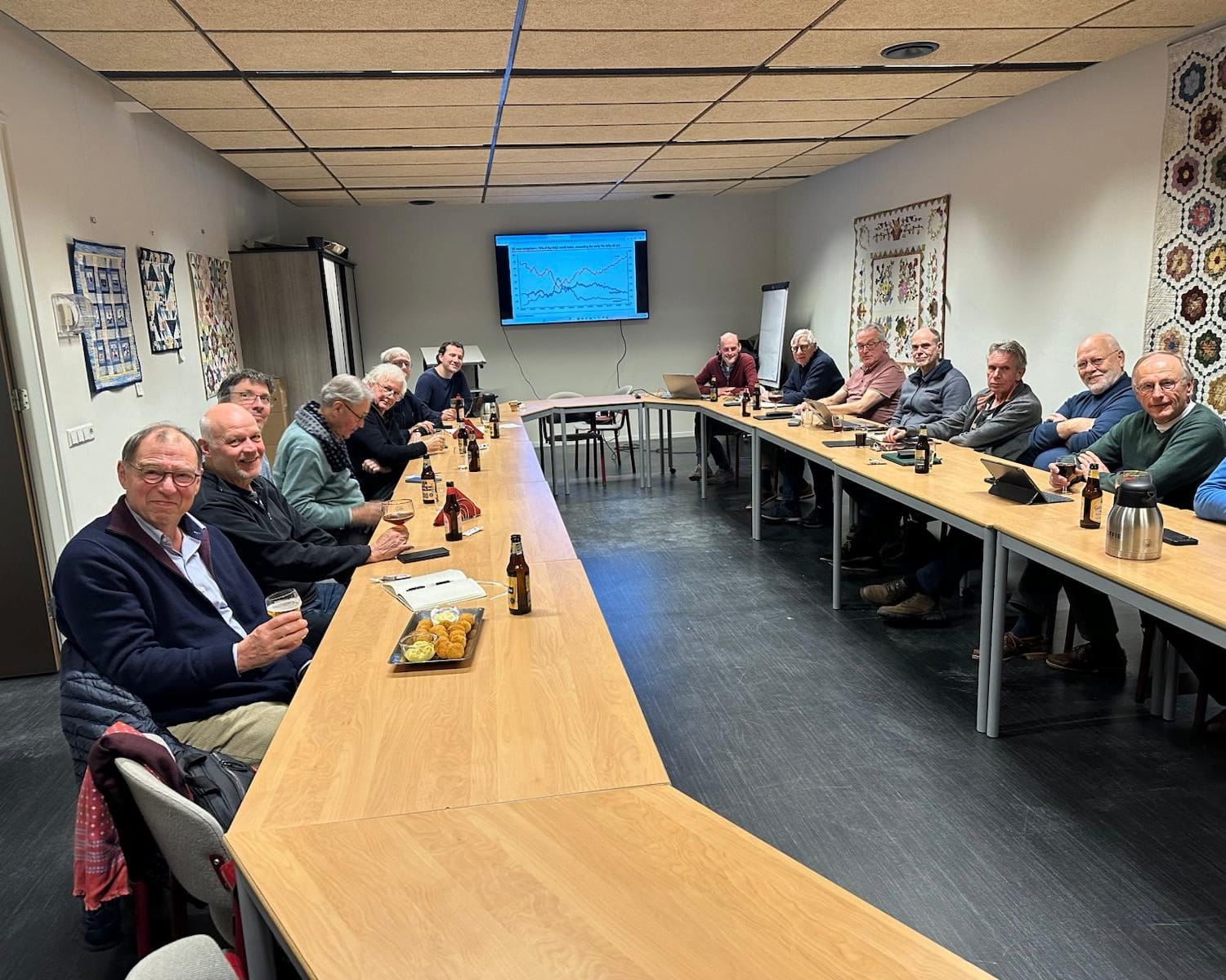 Mensen die samen om een tafel overleggen