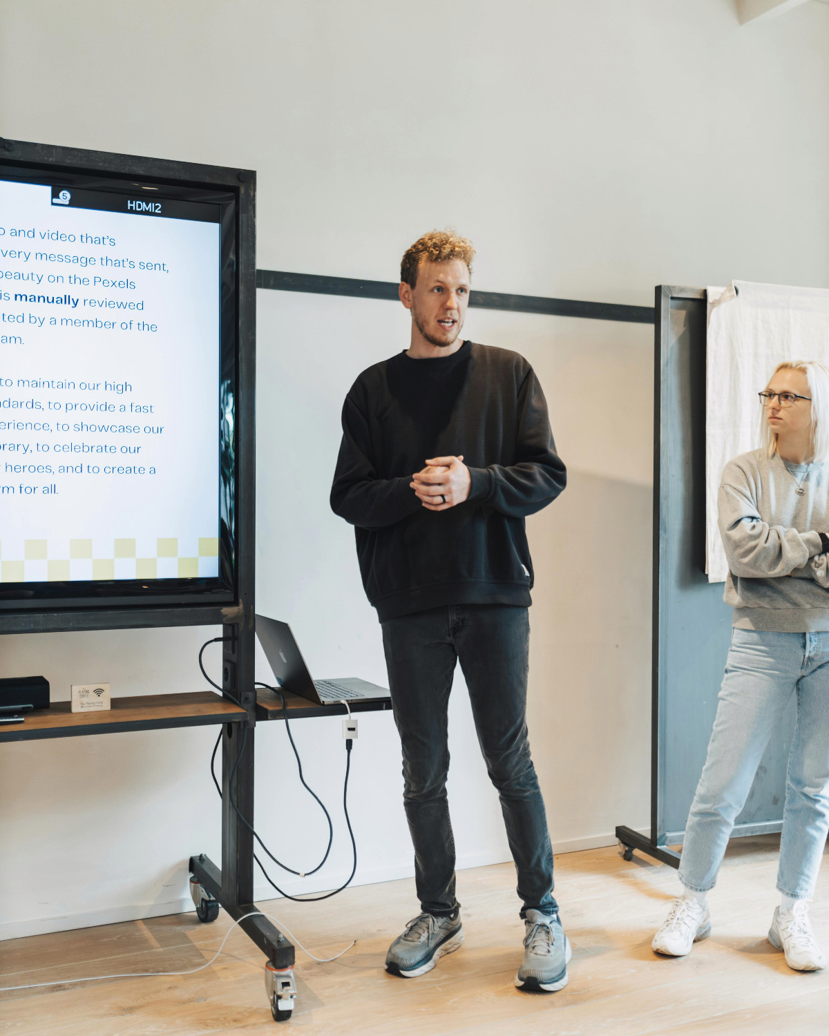 Diverse groep mensen die samen overlegt aan tafel